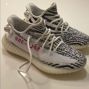 Yeezy size 7 men or 8.5-9 women NEW
